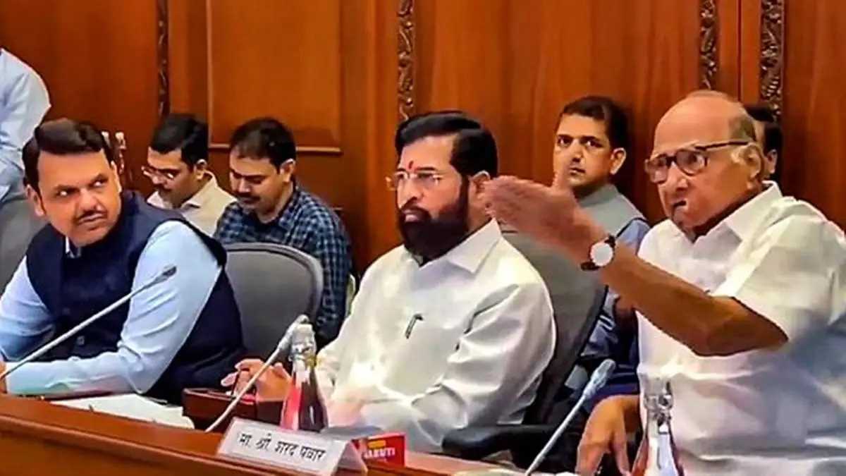 मराठा कोटा पर बैठक में विपक्ष के न आने पर विधानसभा में सत्ता पक्ष का हंगामा मराठा कोटा पर बैठक में विपक्ष के न आने पर विधानसभा में सत्ता पक्ष का हंगामा